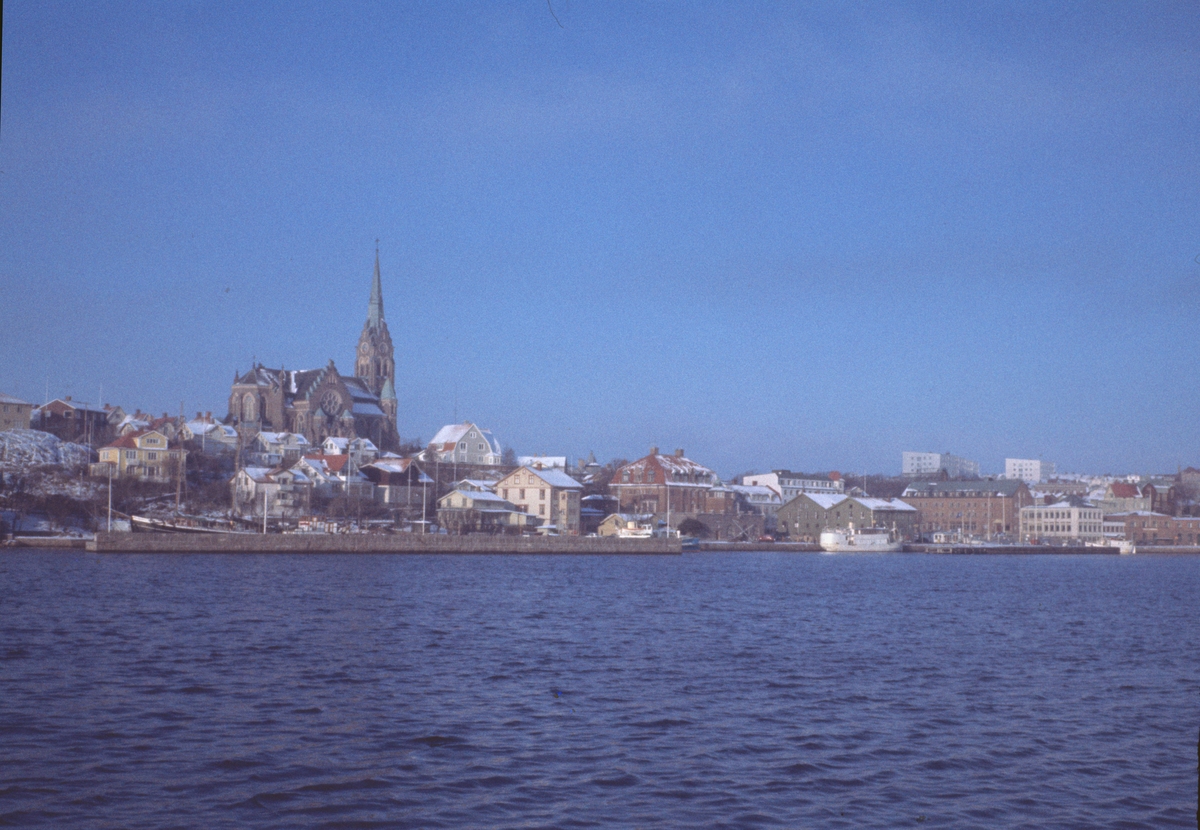 Fotografiet föreställer staden Lysekil med kyrka sett från havet.