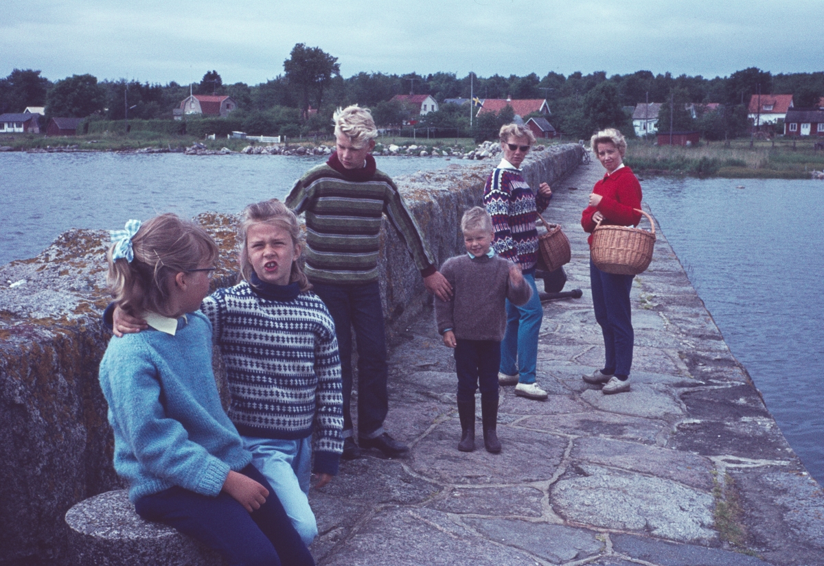 Bilden visar Gustav Nilssons familj på en stenbrygga.
