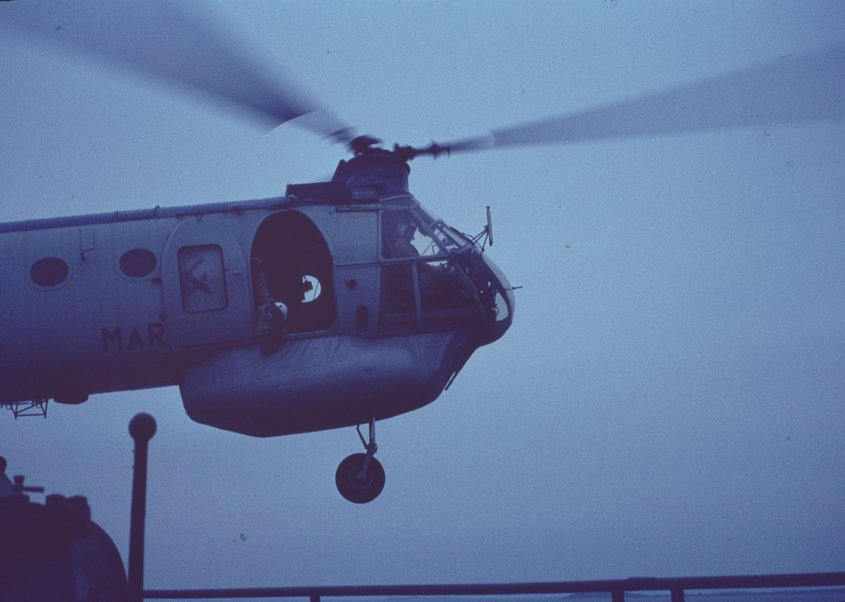 Bilden föreställer en så kallad flygande banan - en helikopter typ Vertol 44 under flygning.