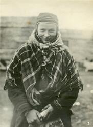 Portrett av ukjent samisk ung kvinne. Nummerert med nr 1.