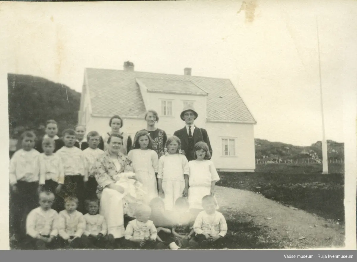 Gruppebilde foran Kolvik barnehjem i Porsanger,  Finnmark ca 1920-1925.