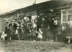 Ukjent forsamling av samiske voksne og barn i kofter. Nummer
