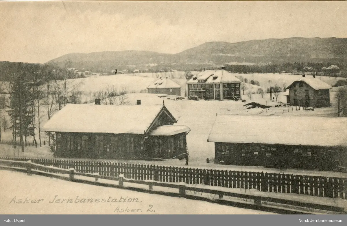 Asker stasjon og godshus. I bakgrunnen Asker apotek, oppført 1915