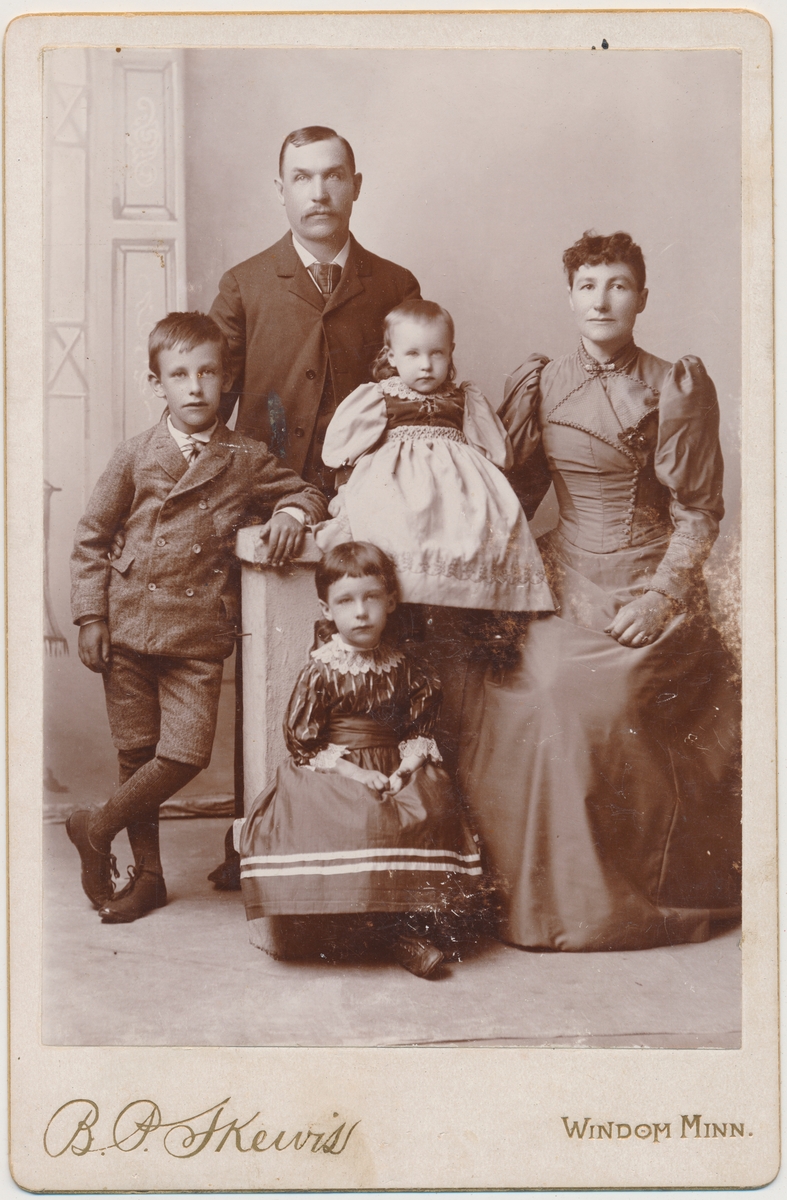 Familiebilde av familien Smedstad i Windom, Minn. 3 barn, mor og far. Jentene er Inga og Eivor Smedstad.