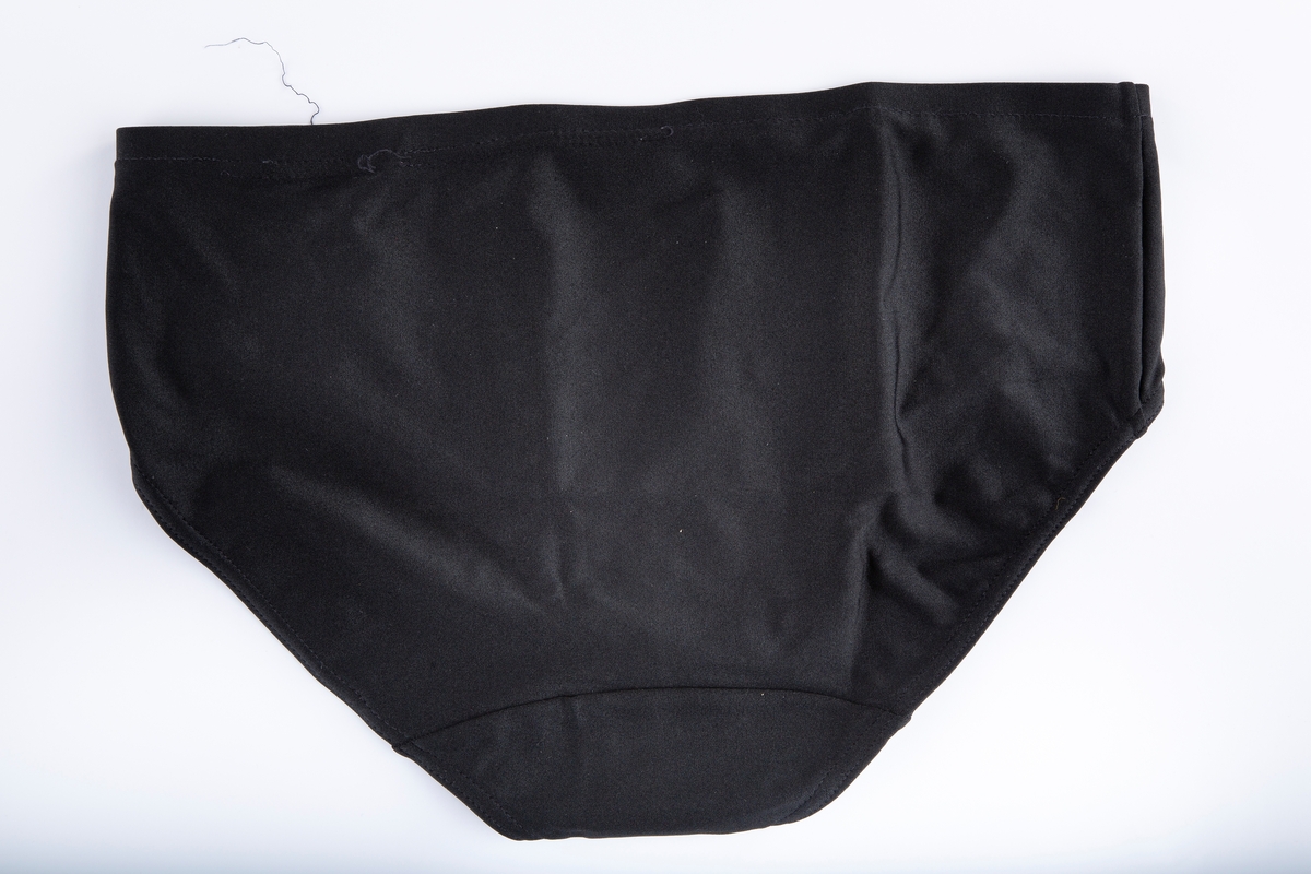 To bikini-truser, sorte.
FHM.09184.1: Bakstykket i siden rynket til forstykket. Merke: Lindex. str. 44. Made in Hong Kong.
FHM.09184.2: Glatt trruse. Abecita. str. 3831129C.