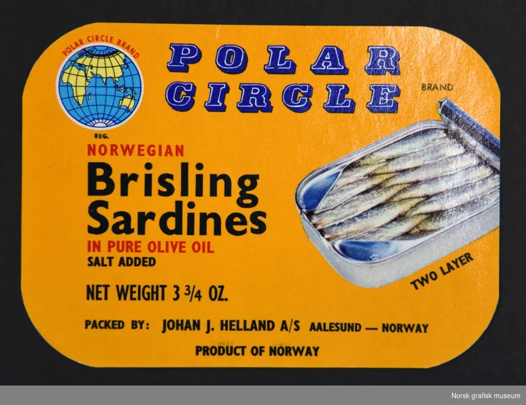 Oransje etiketter med bilde av en åpnet hermetikkboks.

"Norwegian brisling sardines in pure olive oil"
