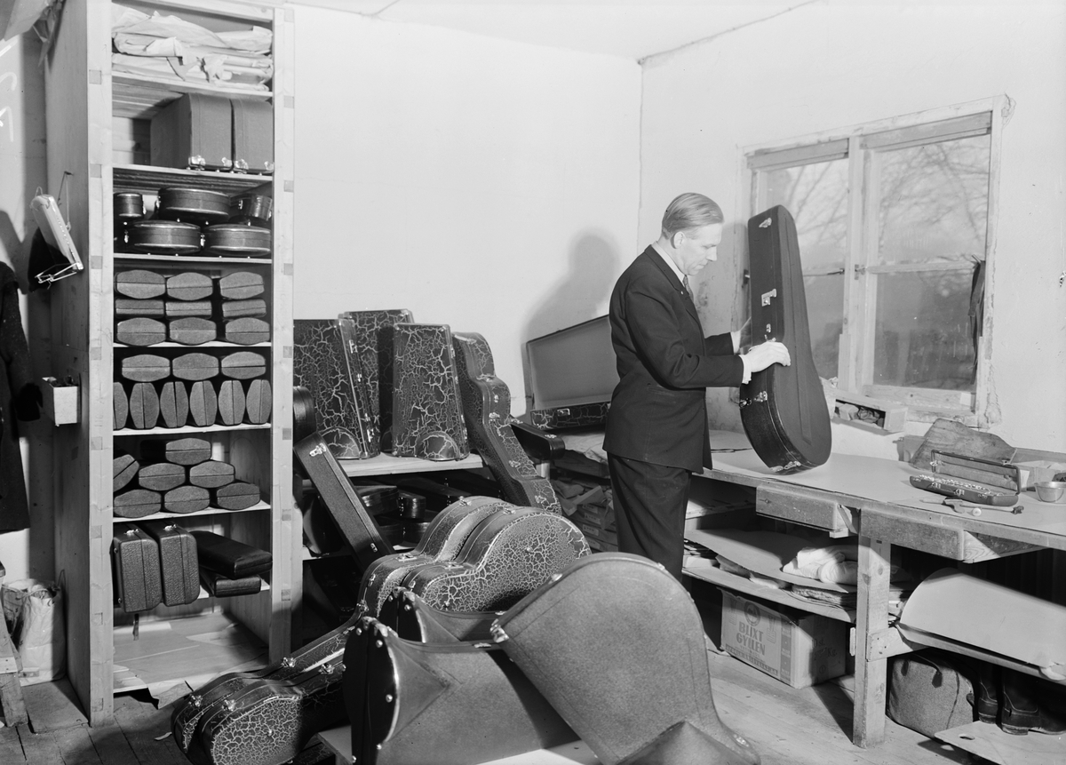 Man i ett rum med instrumentfodral, Uppsala 1949