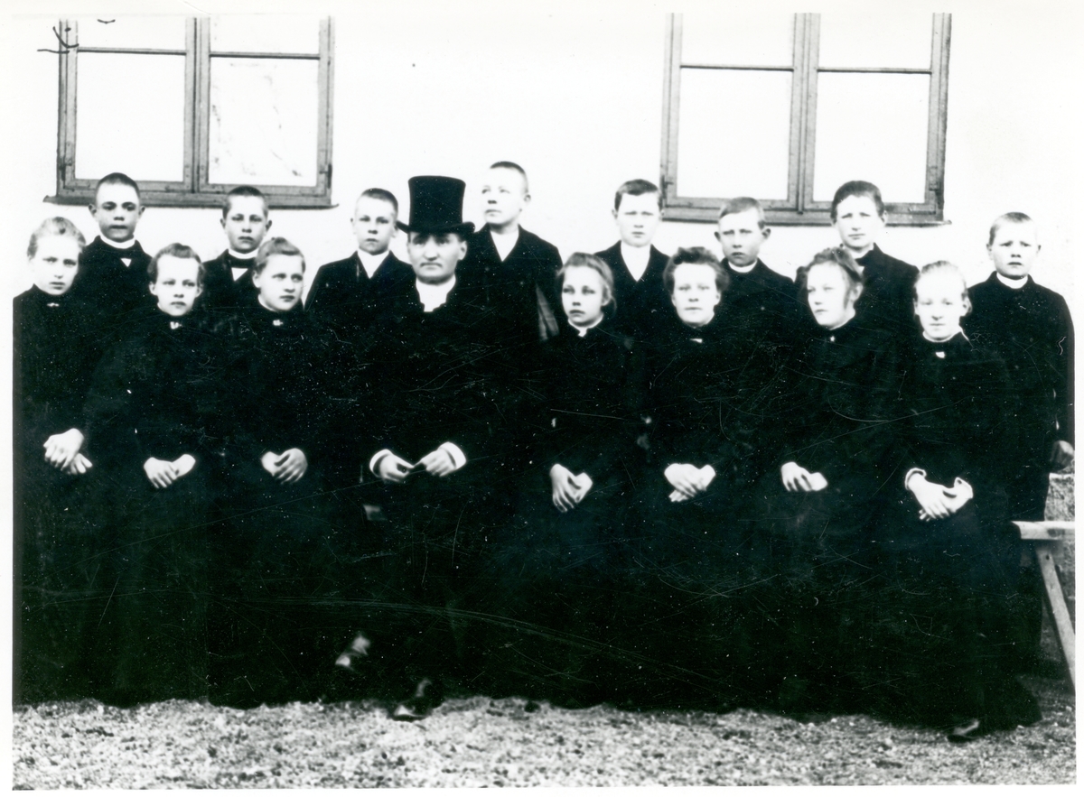 Säby sn, Hallstahammars kn.
Konfirmandklass i svarta konfirmationsdräkter, Säby kyrka. 1905.