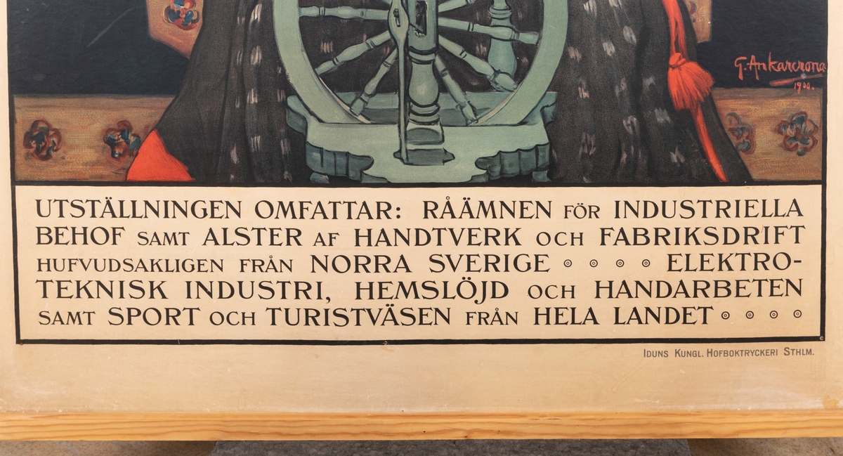 Affisch i färg från "Industri- och Slöjdutställninen i Gefle" 1901. Motivet är en komprimerad bild av Sverige med i bakgrunden fjäll och berg, en älv med flottningstimmer och en "delsbostinta" som spinner. Den gula färgen kan möjligen vara en symbol för sädesfält. Förlaga till affischen är en oljemålning av konstnär och hembygdsforskare Gustaf Ankarcrona från 1900 som också finns i länsmuseets samling, R961. På målningen finns ingen text i det gula fältet och inte heller den nedre ljusa delen med text.