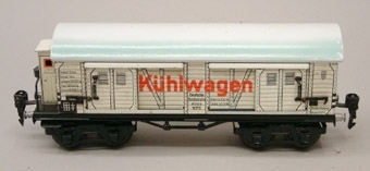Modell av kylvagn Nr:18570.
Vagnen är vit med texten "Kuhlwagen" i rött på långsidorna.
