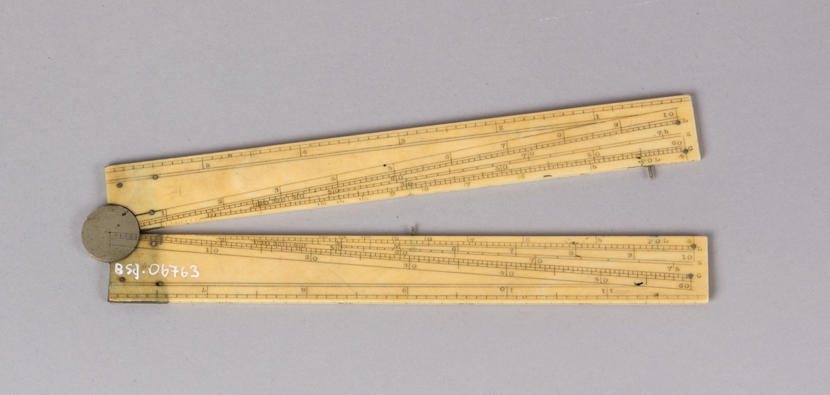 Sektorlinjal. Tegneinstrument som er en linjal i to deler som kan foldes ut til dobbel lengde. Messingfeste på midten av elfenbenlinjal, trolig engelsk fra 1800-tallet. Benyttet av ingeniører ved Bergens Mekaniske Verksteder AS.