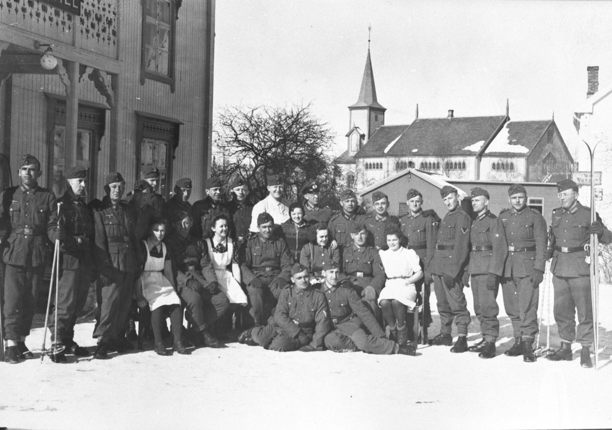 Tyske soldater foran Steien hotell