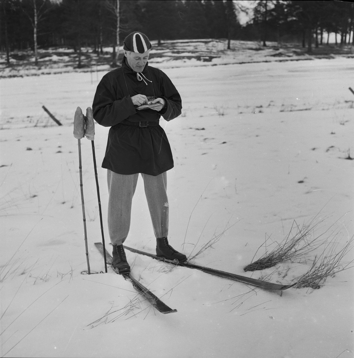 Carl-Martin Edsman på skidor med karta och kompass, Uppsala 1958