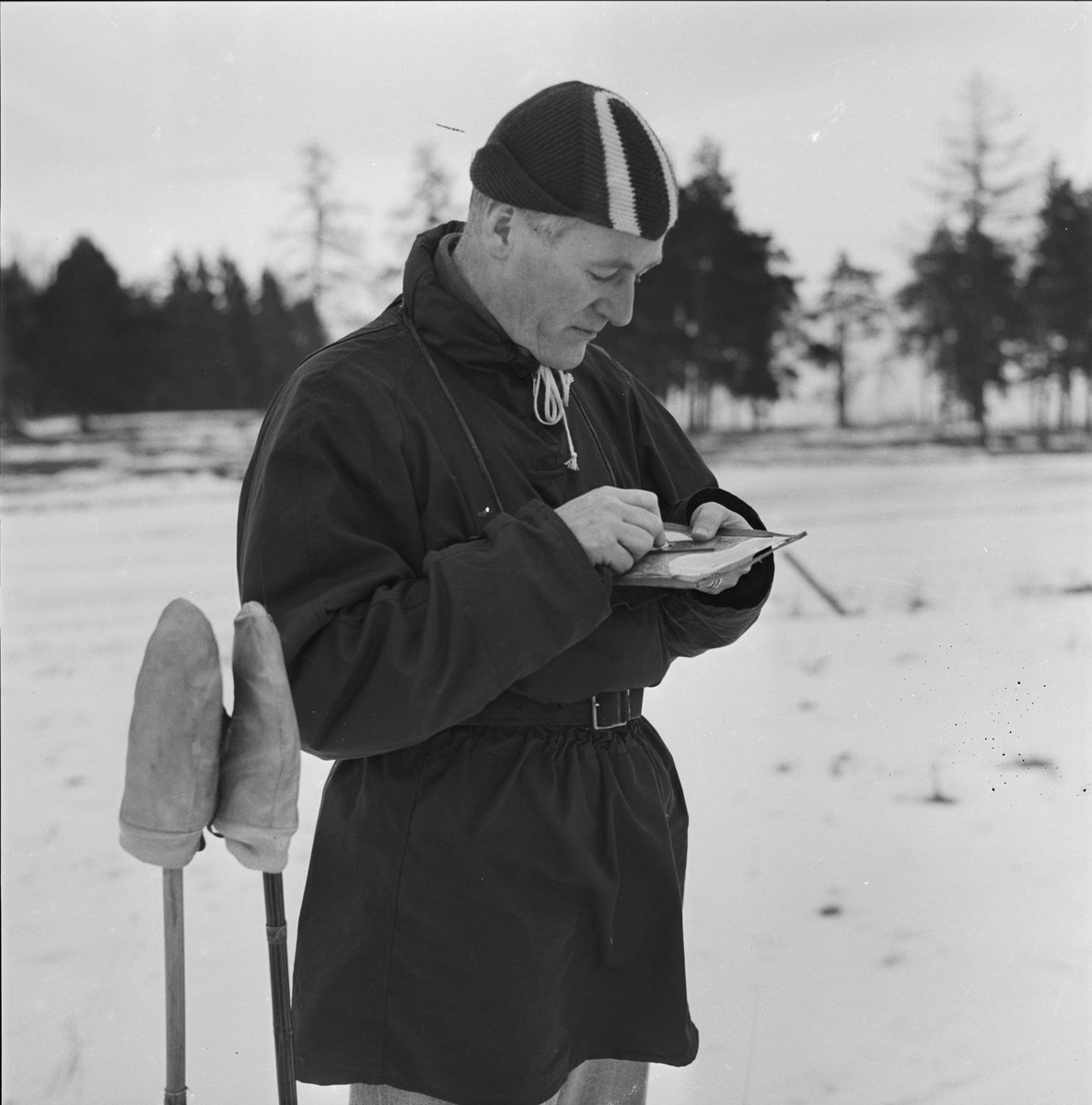 Carl-Martin Edsman med karta och kompass, Uppsala 1958