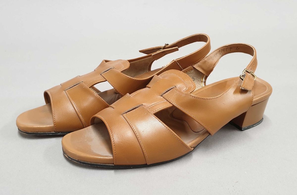Sandaler for dame av brunt skinn.