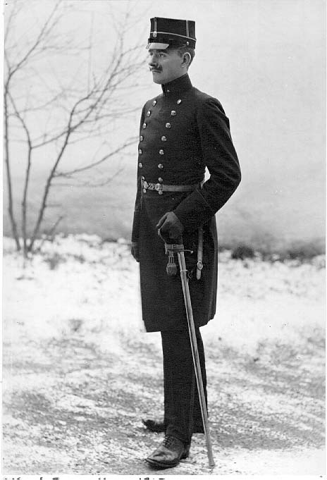 Porträtt av Carl Egnell i 3/4-profil i militär uniform och vänster handen på värjfästet. Det ligger lite snö på marken.