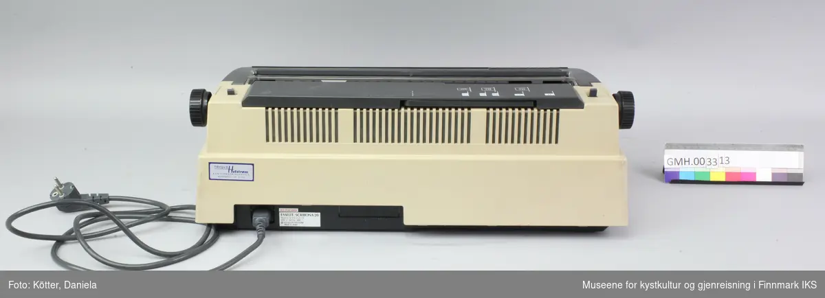 Med denne elektriske skrivemaskinen kan det skrives på forskjellige ark-formater opp til A3. Den er laget av svart, brun og lysebrun kunststoff. Maskinen fungerer.