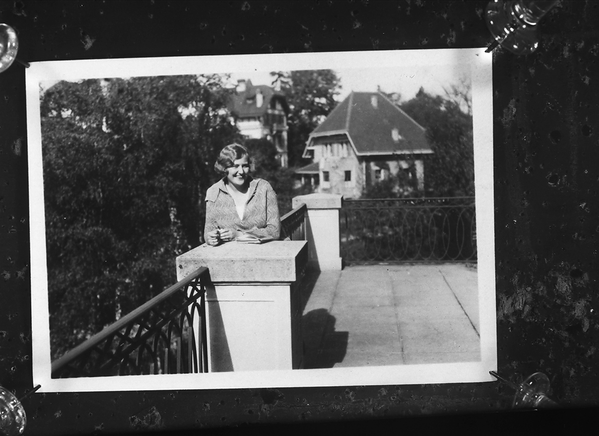 Kvinne på terrasse. Fotografert 1925.