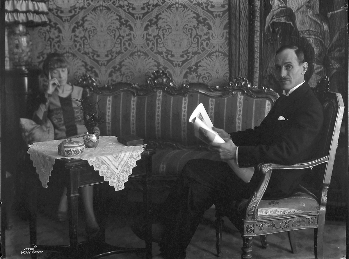 Et par sitter og leser, Den Franske ambassade. Fotografert 1926.