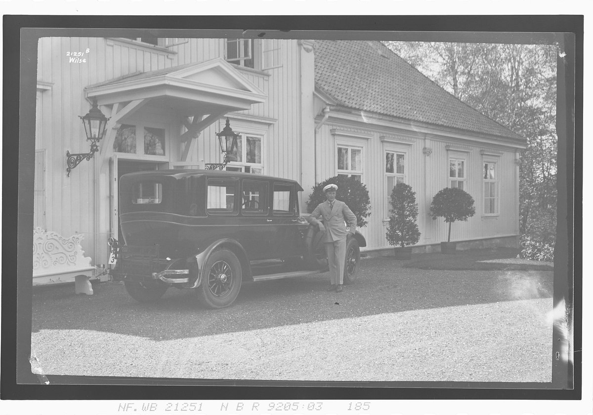 Kronprins Olav ved bilen sin, Meilander, A-3, Bygdø Kongsgård. Fotografert 1927.