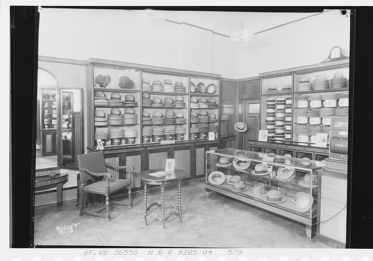 Interiør fra Skovsgaard hattebutikk. Fotografert 1929.