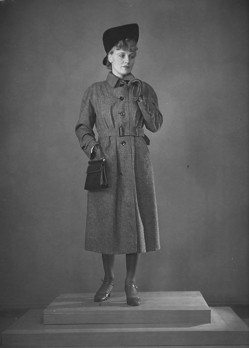 Kvinnelig modell i regnkappe fra Rogge Regnkapper.