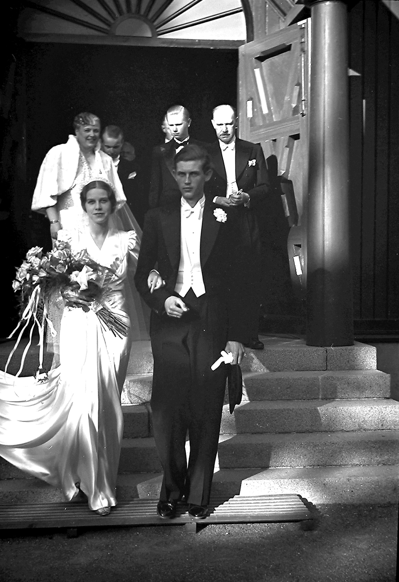 Brudeparet Halvorsen kommer ut av kirken, gjester kommer bak. Fotografert 1939.