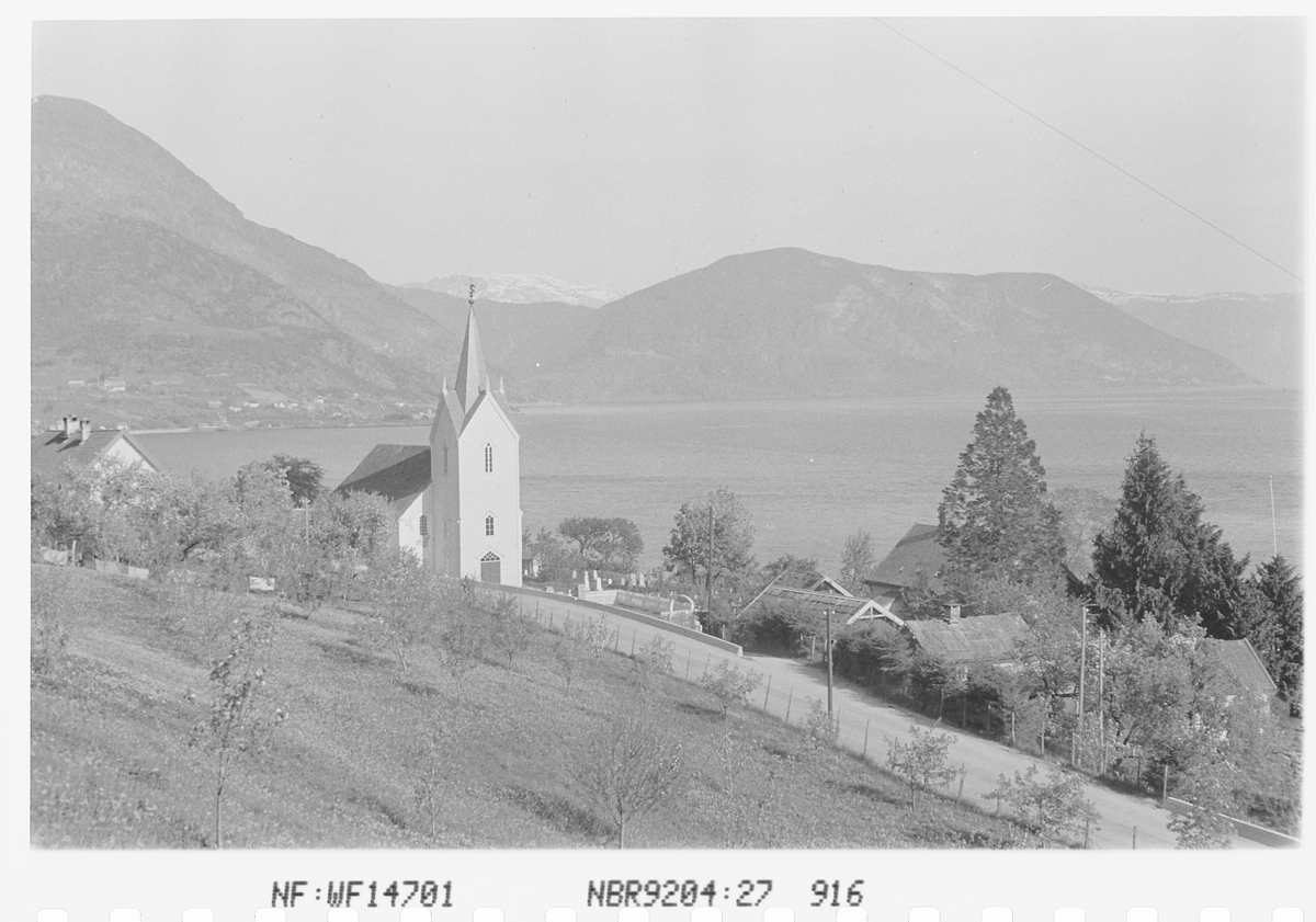 Leikanger kirke, Leikanger, Sogn og Fjordane. Fotografert 1941.