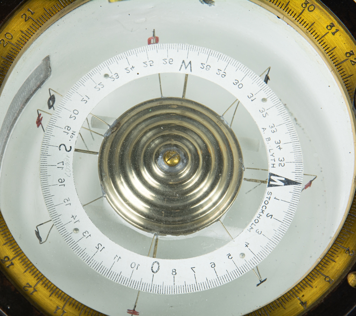 Horisontal kompass. Kompashuset har fjädrande upphängt i en hållare med tre fästöron. Kompasshuset är vätskefyllt.