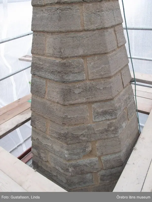 Renoveringsarbeten av tornfasader på Olaus Petri kyrka (Olaus Petri församling).
Norra tornet, västra trapphustornen, efter omfogning.
Dnr: 2008.230.065