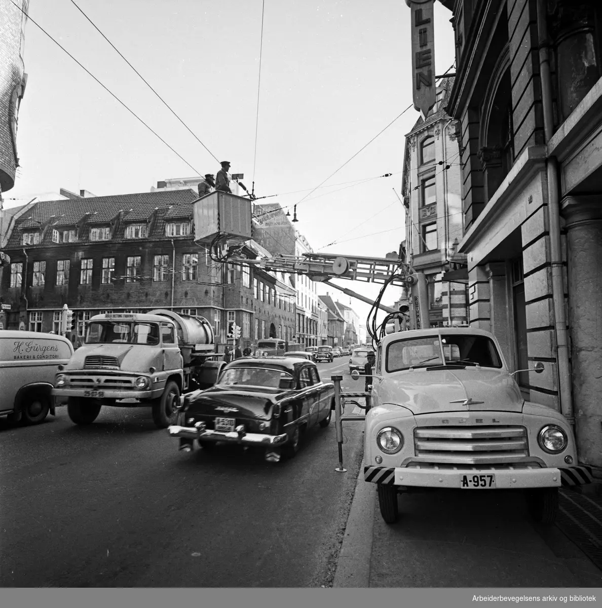 Sporveisarbeidere retter feil i ledningsnettet. Rådhusgata. November 1960.