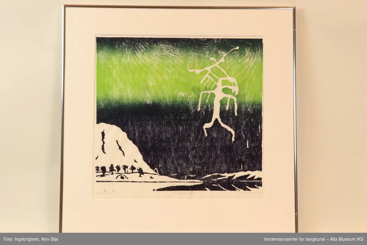 En helleristningsfigur, av det som er tolket som en sjaman, plassert over et snøkledd landskap. Et grønt nordlys danser over en mørklagt himmel og figuren. Landskapet består av et fjell til venstre i forgrunnen, og mot høyre er det et nes med fjord i bakgrunnen.