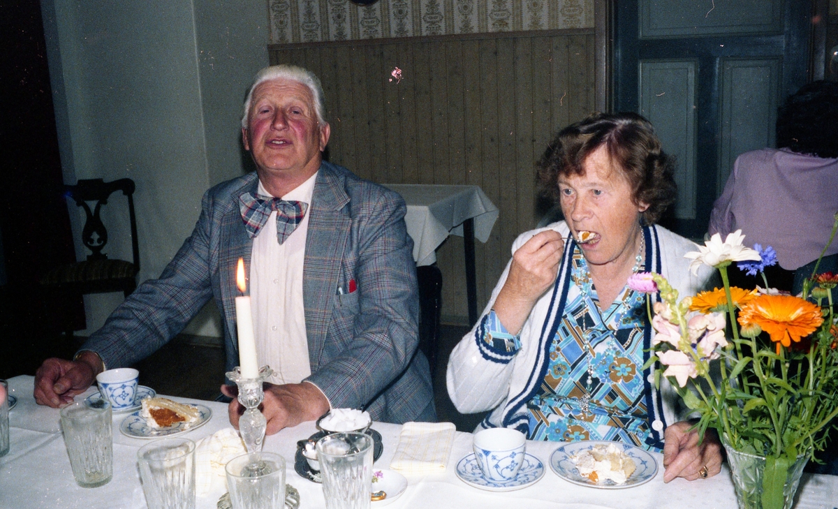 Hobbyverksamhet för pensionärer, 1970-tal. Utflykt till Resa Två Skyttlar, hotell och restaurang i Örby. En man (kostymklädd med fluga) och en kvinna som sitter till bords.