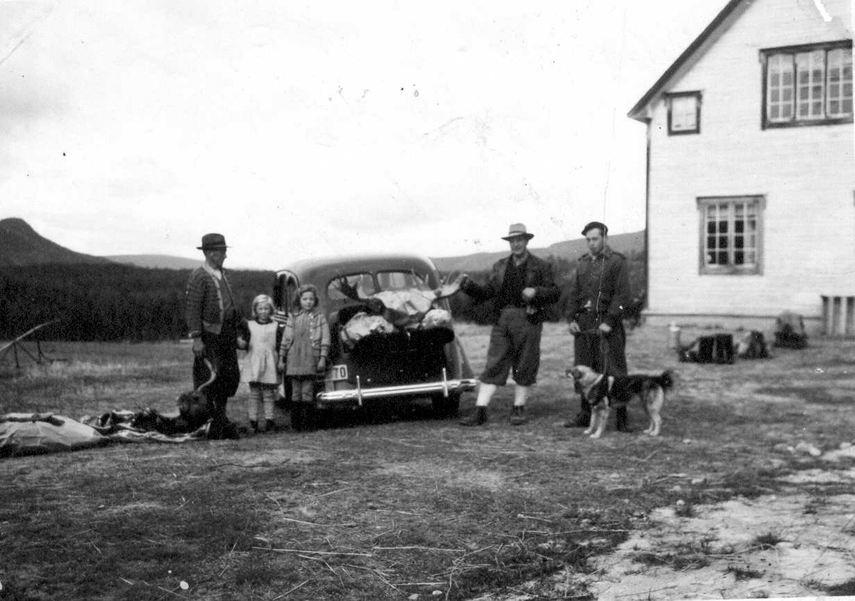 Elgjakt 1947. Elgjegere med bil og elg.
