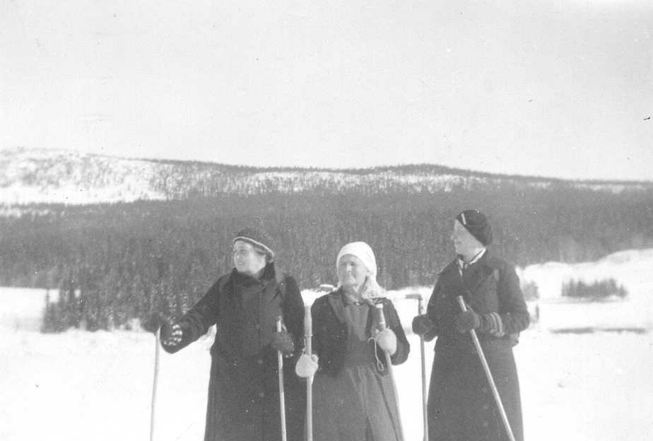 Tre damer på skitur. Helene Lønrusten, Oline Strandberget, Borghild Botillen. Å39