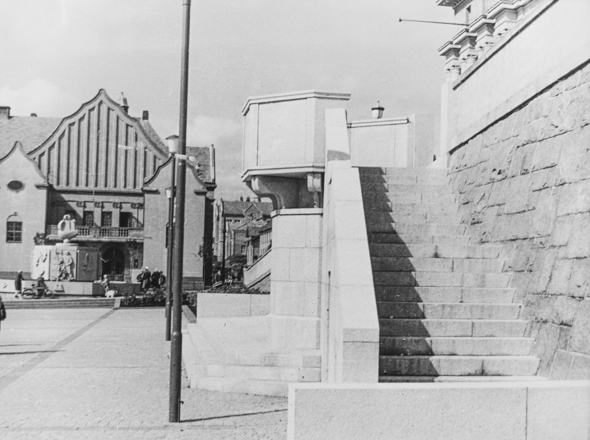 Rådhusplassen sett fra syd, 1949.