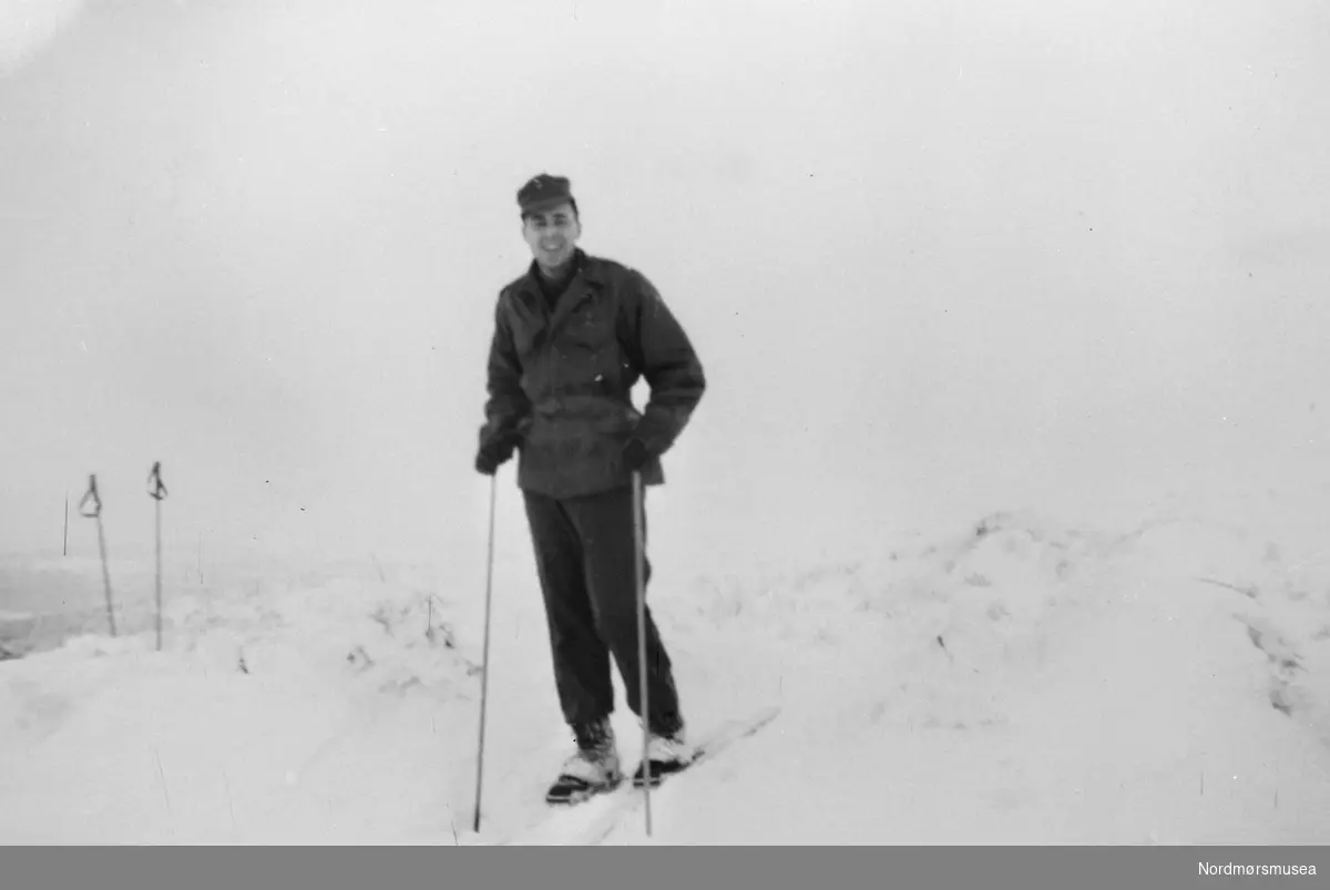 Skiløper. Reprofotograferingen er registrert bestillt av Gerd Hopen. Fra fotoarkivet etter portrettfotograf Claus Monge. Nordmøre museum overtok samlingen fra sommeren 2011.