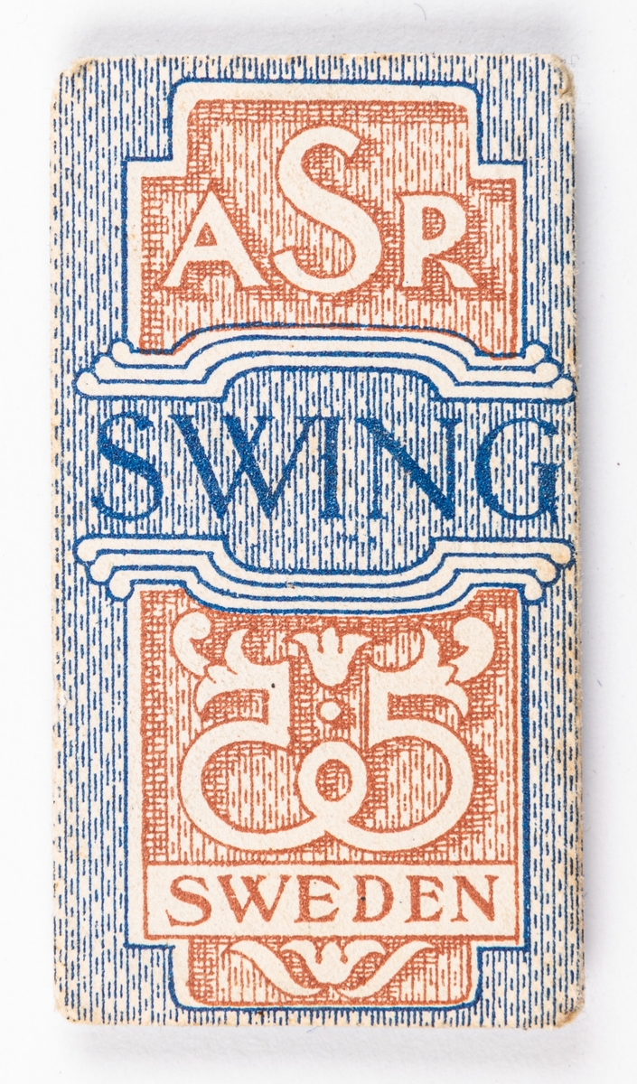 Ett rakblad i pappersförpackning. Förpackning med blå och vit text: ASR SWING SWEDEN.