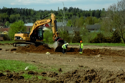 Arkeologer arbetar vid en grävmaskin i Ölmstad utanför Jönkö
