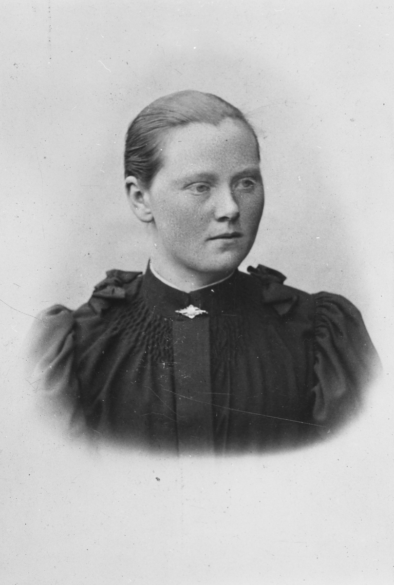 Portrett av kvinne - Ingeborg Haugseth