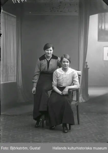 Två unga kvinnor, ateljébild. Beställare: Julia Johansson, Bäckgatan 15, Varberg.