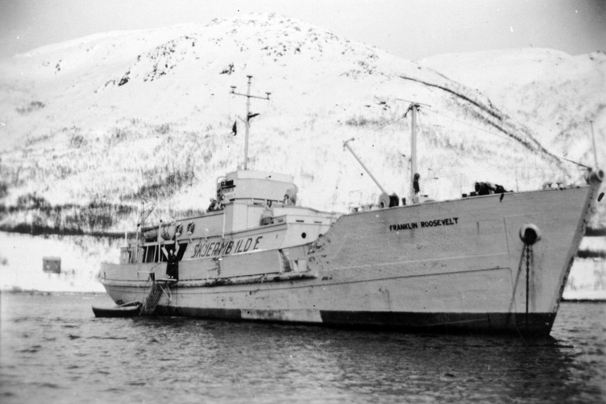 Statens Skjermbildefotograferings skip "Franklin Roosevelt" i Gullesfjorden.