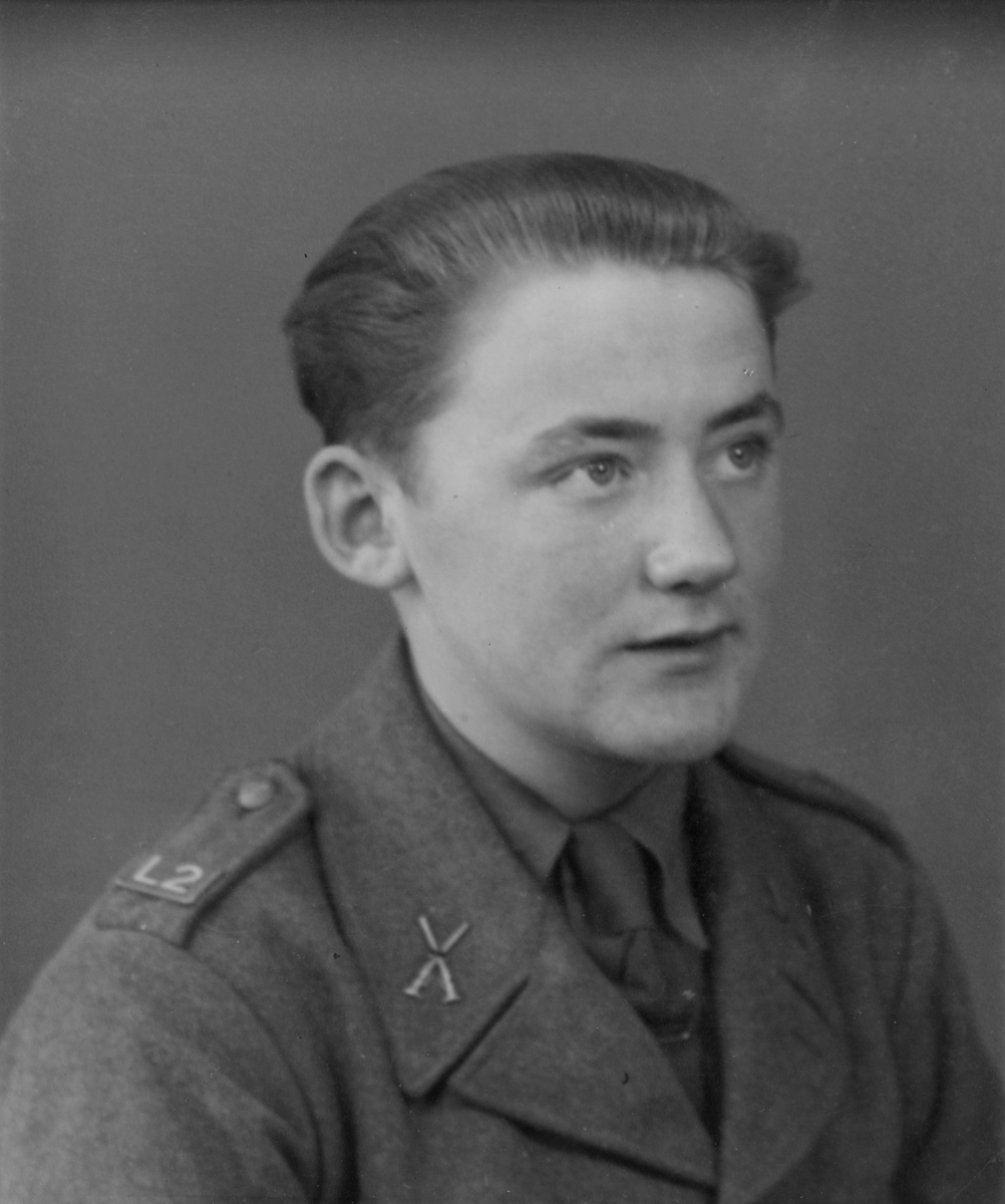 Porträtt av Gunnar Lundin, frivillig luftbevakare vid 2:a landstormsregemente L 2 under beredskapstiden, klädd i uniform.