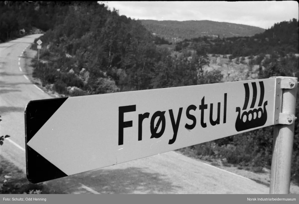 Skilt langs landevei hvor det står Frøystul, og logo til Norsk Hydro.