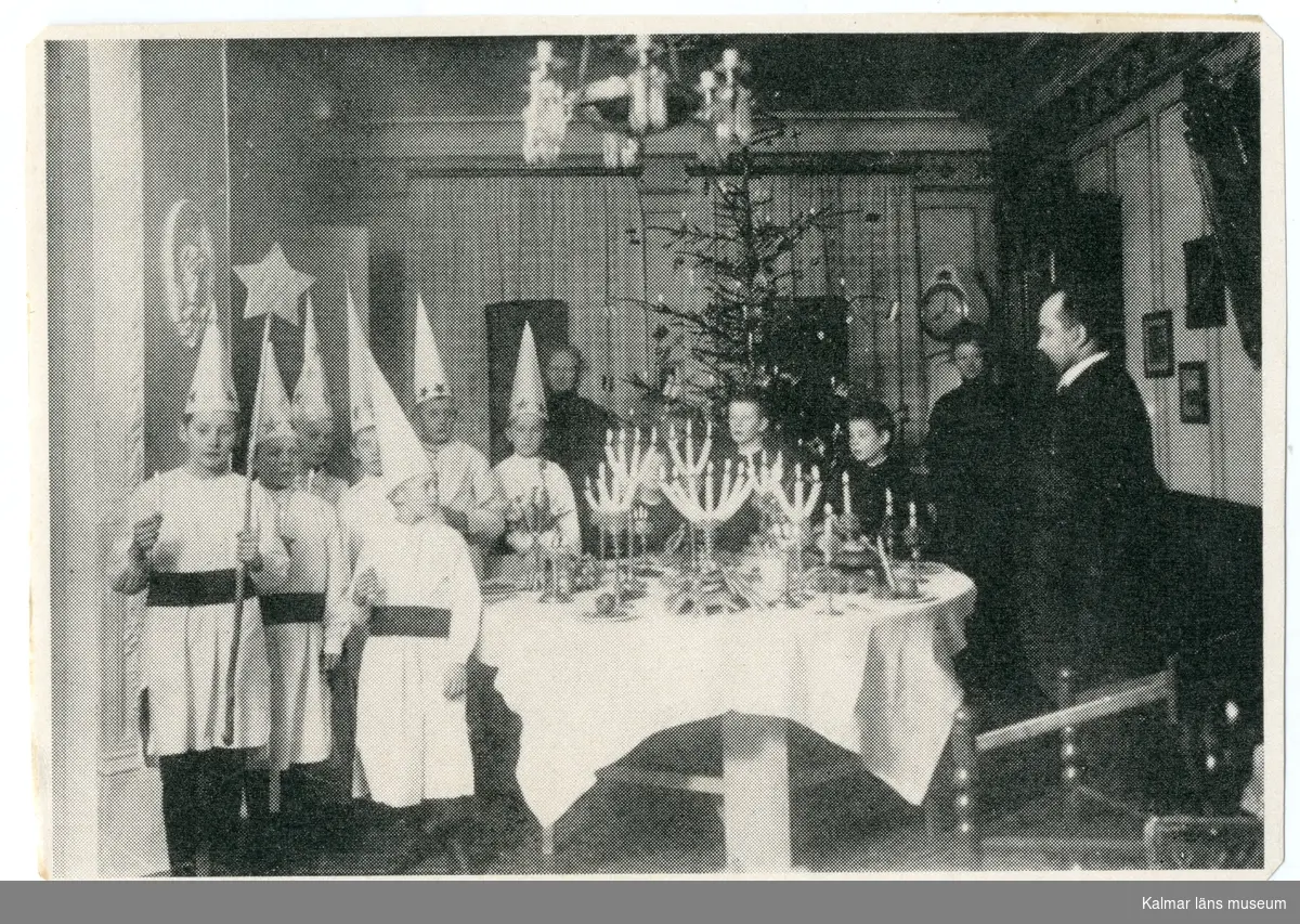 Luciafirande på Norrgård, hos familjen Petersson. Gustaf Petersson (Sivgård) som pojke står framme vid bordet.