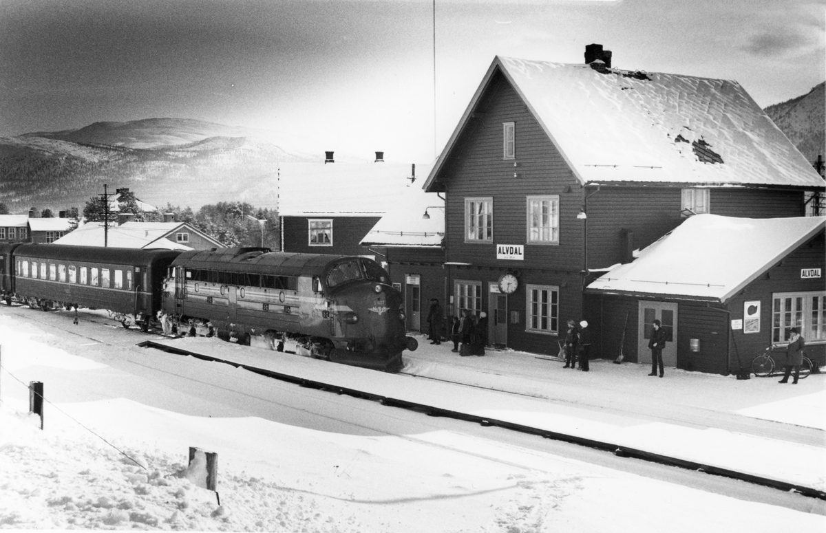 Alvdal stasjon med gammel diesellokomotiv