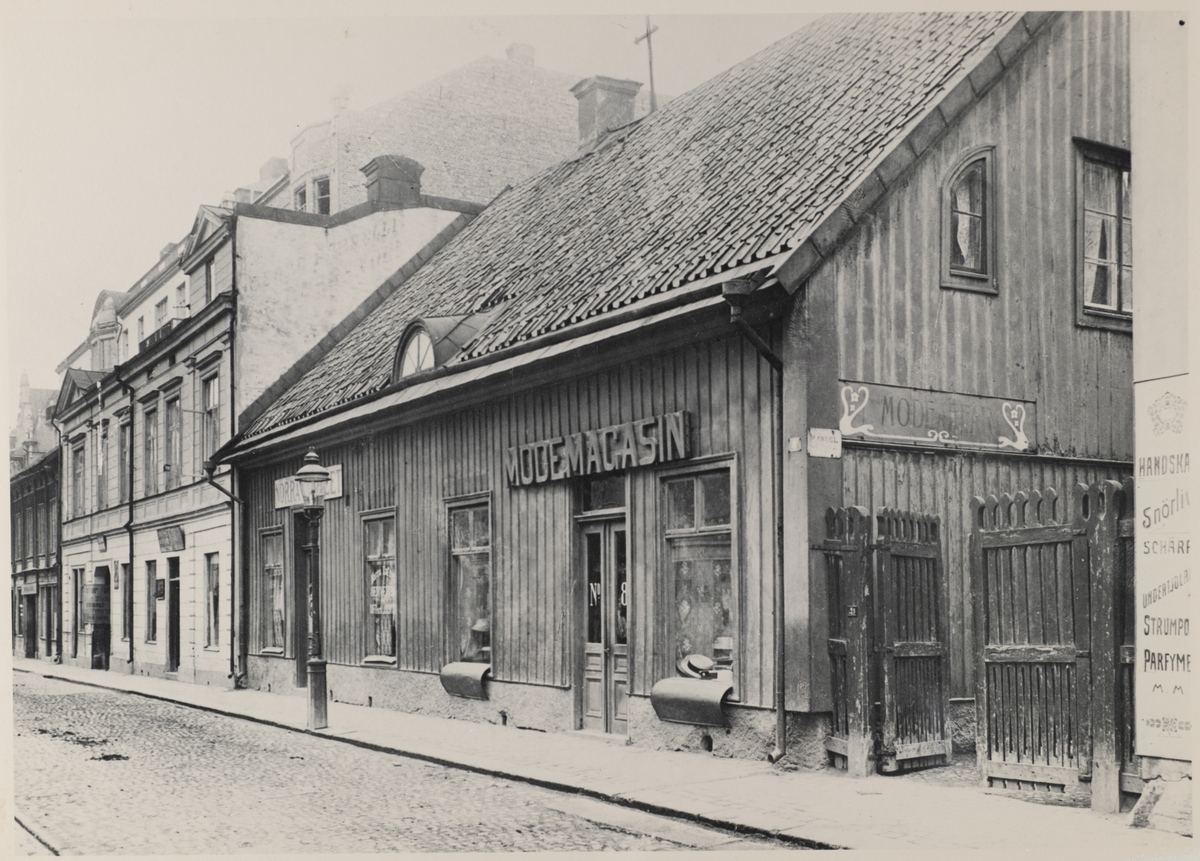 Storgatan mot norr.
Huset närmast på bilden är Storgatan 8, Modemagasinet och Norra kaféet, innehavare var Sofia Söderwall. 
Bilden tagen ca 1910 eller före 1910. Storgatan 8 som finns idag (2023) byggdes 1910-1911.