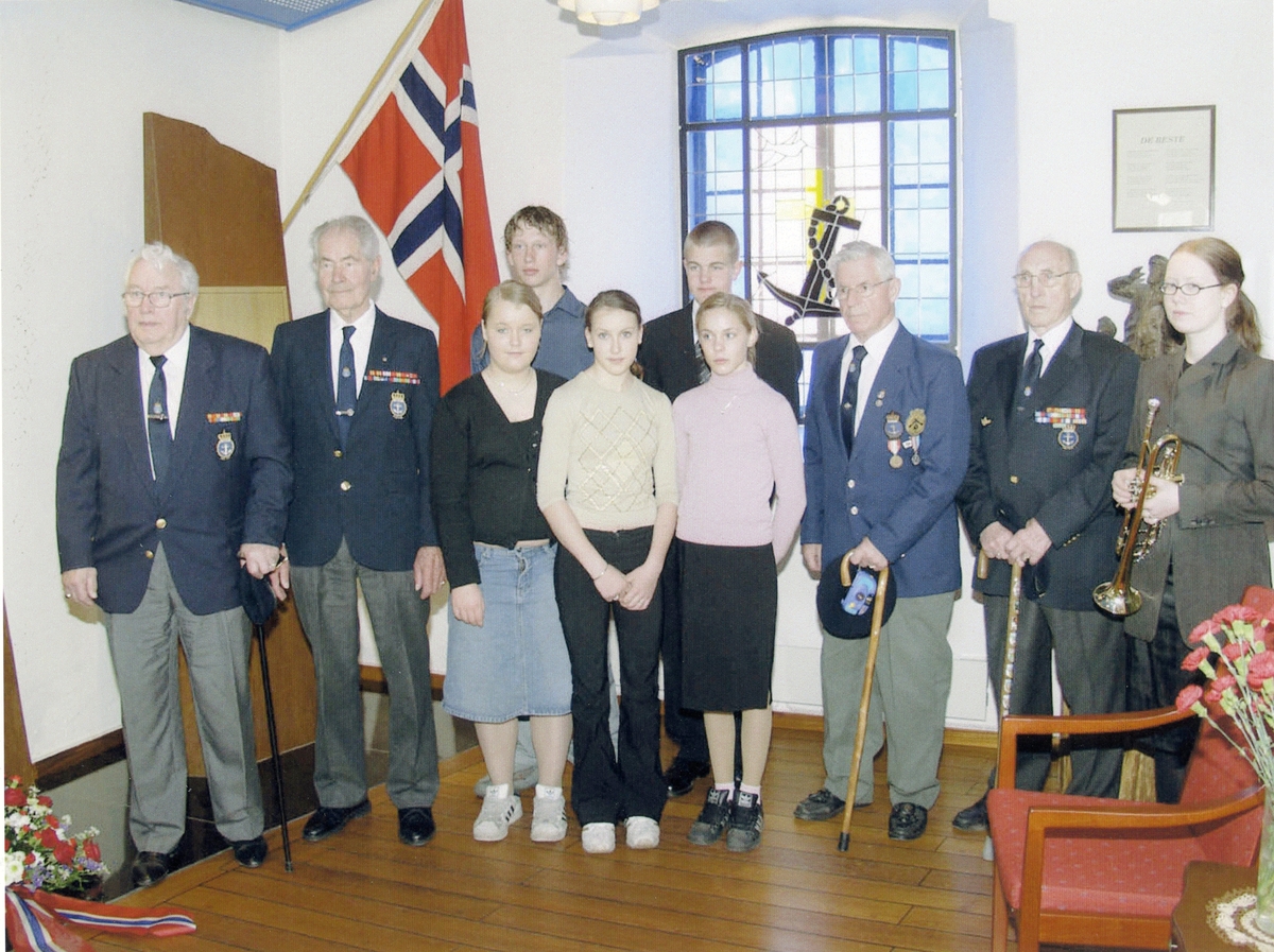 Kransnedleggelse i minnehallen på Marinemuseet 8. Mai 2002. Utført av ungdomskole elever fra Horten med deltagelse av Marinens krigsveteraner. KJV.