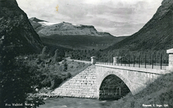Postkort som viser Krikebrua på riksveg 63 i Valldalen i Nor