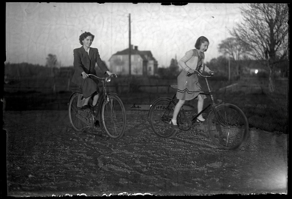 Flickor på cyklar